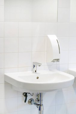 Modern tasarımlı banyo iç lavabo. Banyo lavabo ve musluk iç. Banyo Close-up. Beyaz banyo. Genel banyoda Havaalanı veya Restoran, kafe.