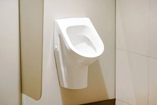 便器のクローズ アップ 浴室の白いトイレに 空港やレストラン カフェの公衆トイレ — ストック写真