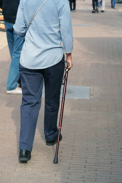 Femme Âgée Marchant Dans Rue Avec Bâton Marche Une Vieille — Photo