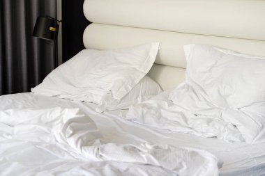 Otel buruşuk yatakta. Tamamlanmamış veya dağınık yatak komik gece, yeni evli çiftin seks sonra Close-up. Kirli Yataklı Oda süslemeleri. Nevresim, çarşaf ve yastık berbat kullanılan.
