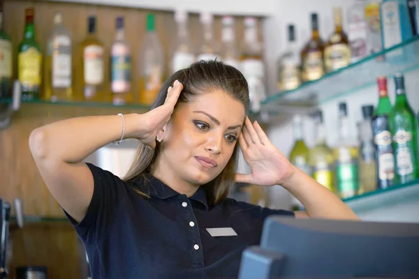 Vrouwelijke Bartender Maakte Een Fout Stuklijst Emotie Een Barmeisje Registreer — Stockfoto