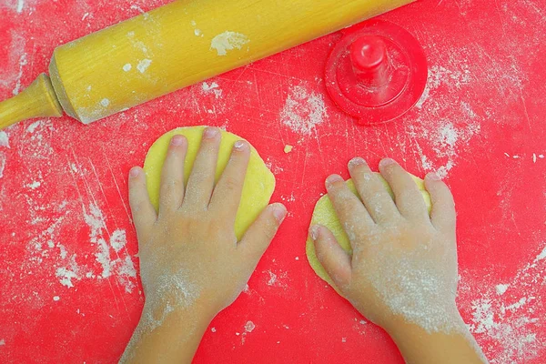 Children's hands in flour and dough — Stock Photo, Image