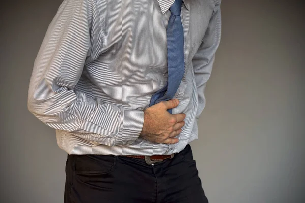 Hombre Sosteniendo Estómago Con Dolor Aislado Sobre Fondo Gris Empresario — Foto de Stock