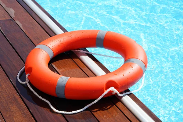 Anel Vida Vermelho Encontra Chão Madeira Piscina Ciclo Vida Flutuando — Fotografia de Stock