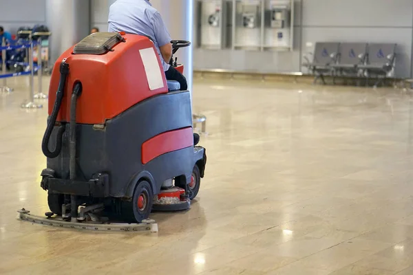 Hombre Conduciendo Máquina Profesional Limpieza Pisos Aeropuerto Estación Tren Supermercado — Foto de Stock