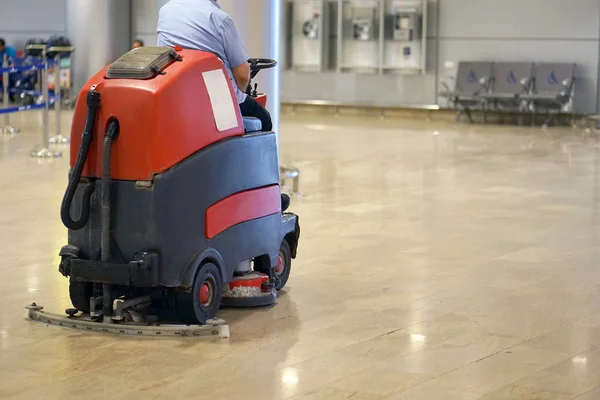 Mann Steuer Einer Professionellen Bodenreinigungsmaschine Flughafen Bahnhof Oder Supermarkt Bodenpflege — Stockfoto