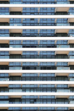Cam gri modern şehir iş bina gökdelen kare Windows. Cam balkon binanın içinde. Yeni mahallede modern apartmanlar. Windows, bir bina, doku.