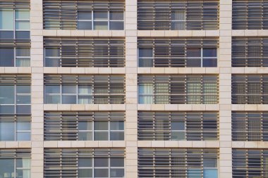 Cam gri modern şehir iş bina gökdelen kare Windows. Cam balkon binanın içinde. Yeni mahallede modern apartmanlar. Windows, bir bina, doku.