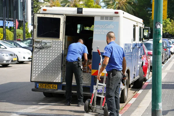 Zwei Männer Von Der Wache Des Lastwagens Der Firma Brink lizenzfreie Stockbilder