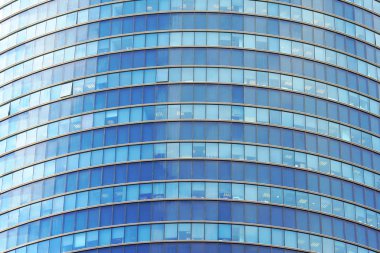 Mavi kare camlardan cephe modern şehir iş bina gökdelenin. Yeni mahallede modern apartmanlar. Windows, bir bina, doku.