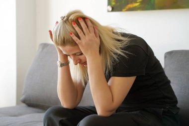 Yalnız bir kadın, o depresyona girmiş ve kişisel hayatında sorunları ayrılmış. Yalnızlık ve sevgi kaybı kavramı.