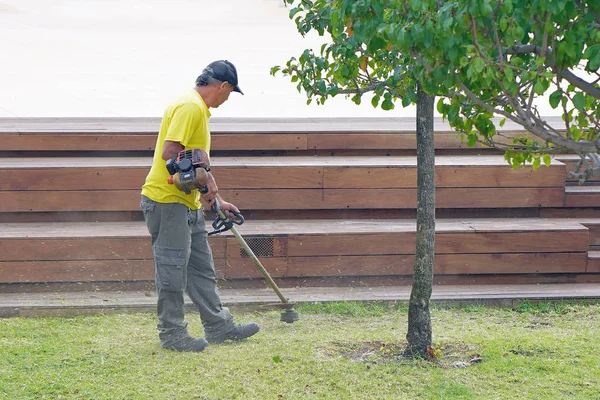 Jardineiro Profissional Usando Aparador Borda Parque Cidade Homem Idoso Trabalhador — Fotografia de Stock