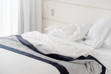 Otel buruşuk yatakta. Tamamlanmamış veya dağınık yatak komik gece, yeni evli çiftin seks sonra Close-up. Kirli Yataklı Oda süslemeleri. Nevresim, çarşaf ve yastık berbat kullanılan.