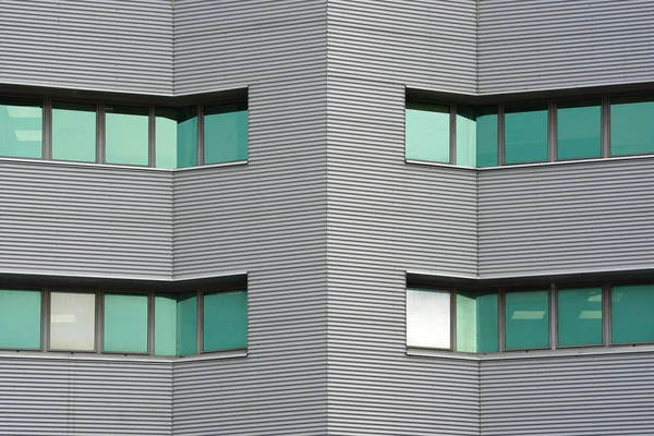 Πράσινα Παράθυρα Της Σύγχρονης Πόλης Επιχείρηση Κτίριο Ουρανοξύστης Σύγχρονες Πολυκατοικίες — Φωτογραφία Αρχείου
