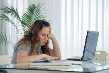 Yakın çekim ofis çalışanı, sosyal hizmet uzmanı, kadın baş ağrısı migren ağrısı muzdarip. Sağlık sorunu, stres ve depresyon. Erkek el ile kafa tutar. Sağlık kavramı.