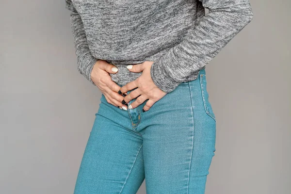Vista Cerca Una Mujer Joven Con Dolor Estómago Aislado Sobre — Foto de Stock