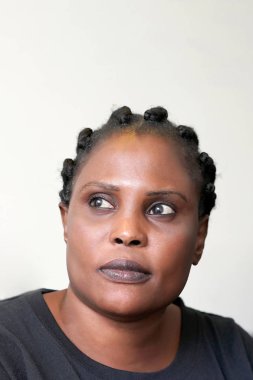 Sevilen bir kaybı. Ailesi yasta. Bir çocuğun ölümü. Üzgün yüz depresif kadın. Çok üzgün bir kadın. yalnızlık ve ağrı kavramı.