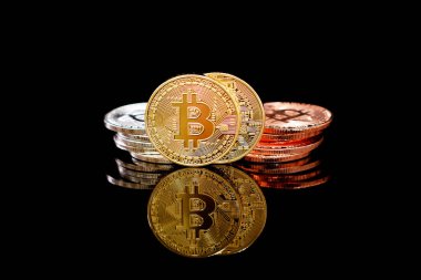 Siyah arka plan üzerine yakın çekim sanal para bitcoin. Altın, gümüş, bronz, bitcoins siyah arka plan üzerine. Fiziksel Bitcoin. Kripto Döviz Ticaret kavramı.