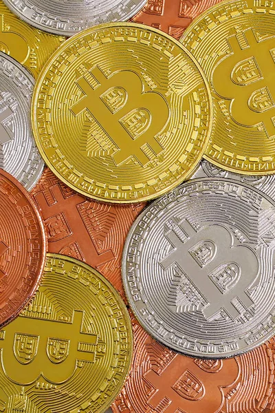 Yakın çekim sanal para arka plan. Bitcoin altın, gümüş, bronz, sikke. Cryptocurrency kavramı. Bitcoins ve yeni sanal para. Fiziksel Bitcoin. Kripto Döviz Ticaret kavramı.