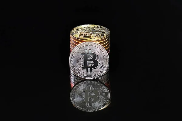 Pendekatan Bitcoin Mata Uang Virtual Pada Latar Belakang Hitam Emas — Stok Foto