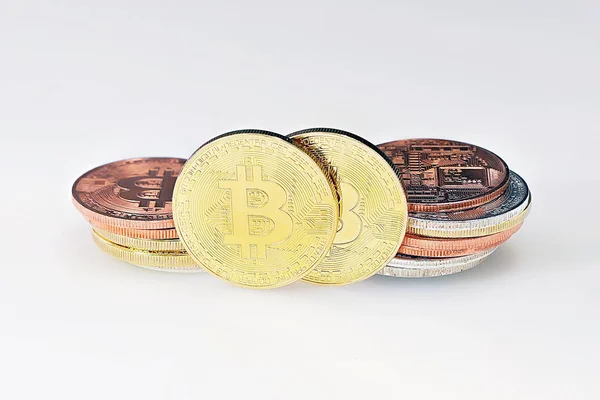 Pendekatan Bitcoin Mata Uang Virtual Pada Latar Belakang Putih Emas — Stok Foto