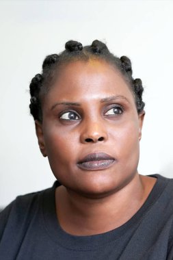 Yakın çekim portre güzel Afrikalı kadın yüzü. Yakın çekim portre bir Afrikalı kadın yüz beyaz bir arka plan ile.