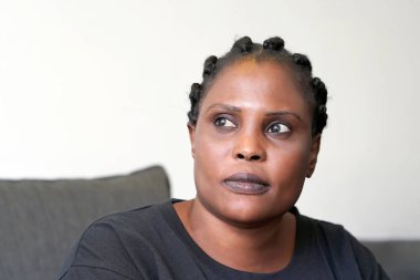 Yakın çekim yüz ararken profil içinde üzgün Afrikalı kadın. Duygu korku ve umutsuzluk. Afrikalı bir kadının yüzüne portresi. yakın çekim