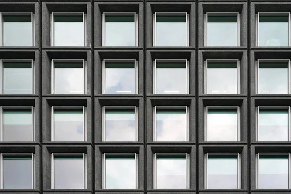 Γυαλί Γκρι Τετραγωνικά Παράθυρα Της Πρόσοψης Σύγχρονη Πόλη Επιχειρήσεων Κτίριο — Φωτογραφία Αρχείου