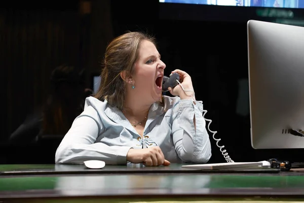 Egy Recepció Esküszik Ügyfelekkel Szálloda Telefonon Egy Kiabált Telefon Vicces — Stock Fotó