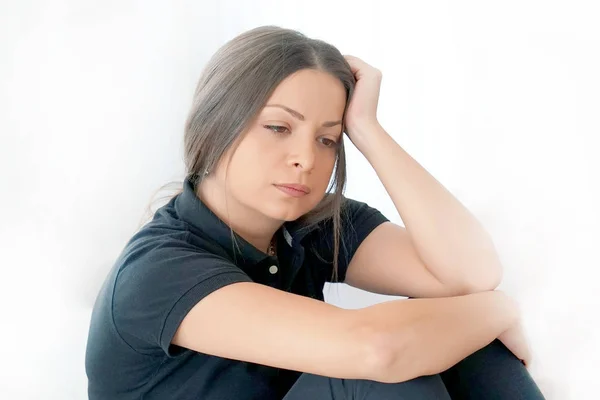 Kvinne Med Hodepine Migrene Hjemme Sofa Helseproblem Stress Depresjon Hunnen – stockfoto