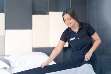 Otel odasında yatak yapma hizmetçi. Kahya yapımı yatak. Tonlama