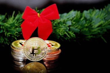 Siyah bir arka plan üzerinde sanal para birimi Bitcoin Noel ağacı süsleme, yakın çekim. Noel kartı. Fiziksel bitcoin. Kripto Döviz ticareti kavramı.
