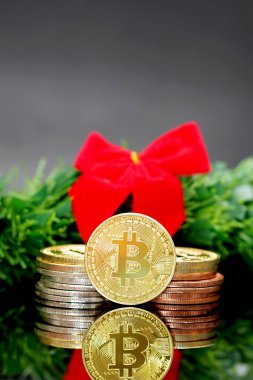 Siyah bir arka plan üzerinde sanal para birimi Bitcoin Noel ağacı süsleme, yakın çekim. Noel kartı. Fiziksel bitcoin. Kripto Döviz ticareti kavramı.