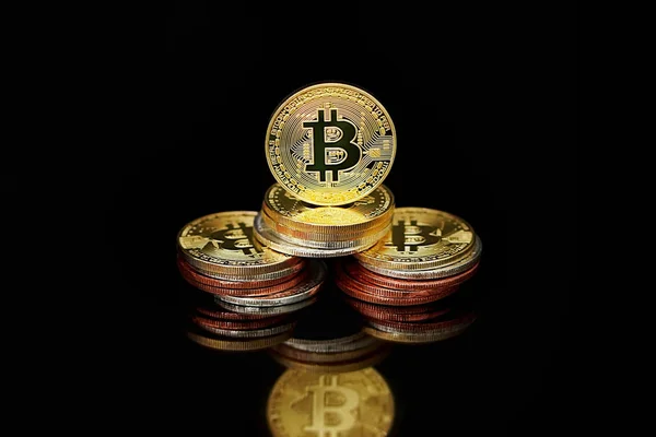 Pendekatan Bitcoin Mata Uang Virtual Pada Latar Belakang Hitam Emas — Stok Foto