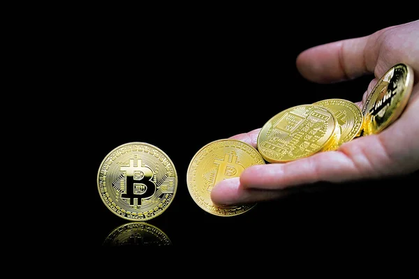 Telapak Tangan Wanita Melempar Bitcoin Emas Bitcoin Emas Tangan Wanita — Stok Foto