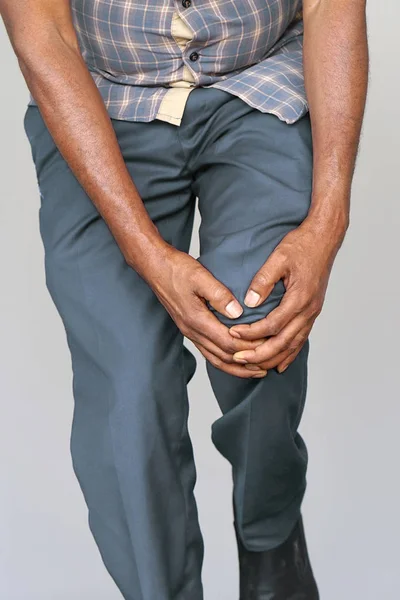 Fájdalom Térd Közeli Kép Régi Afrikai Férfi Láb Fájdalmas Kneeson — Stock Fotó