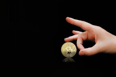 Parmaklar bitcoin atmak. Ret işareti. Siyah arka plan üzerine izole yakın çekim altın sanal para bitcoin. Fiziksel Bitcoin. Kripto Döviz Ticaret kavramı.