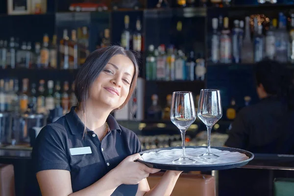 Una Giovane Cameriera Porta Bicchieri Vino Vassoio Cliente Del Ristorante — Foto Stock