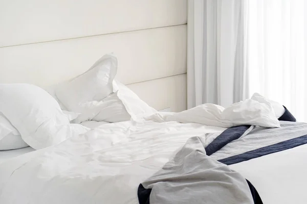 Згорнуте Ліжко Готелі Крупним Планом Незакінчене Або Безладне Ліжко Після — стокове фото