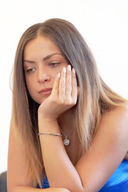 Yalnız kadın yatakta oturmuş üzücü. Güzel üzgün kız yakın çekim portresi. Kadın hissediyorum depresyon.