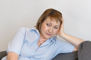 Yalnız bir yaşlı kadın, depresyona girmiş ve kişisel hayatında sorunları ayrılmış. Yalnızlık ve sevgi kaybı kavramı.