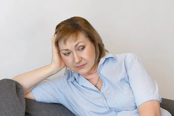 Пожилая Женщина Страдает Головной Боли Мигрени Дома Проблемы Здоровьем Стресс — стоковое фото