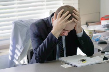 Sosyal görevli baş ağrısı migren ağrısı acı onun masasında çalışıyor. Onun işyerinde oturan adam hastane Sekreter. Sağlık sorunu, stres ve depresyon. Erkek el ile kafa tutan.