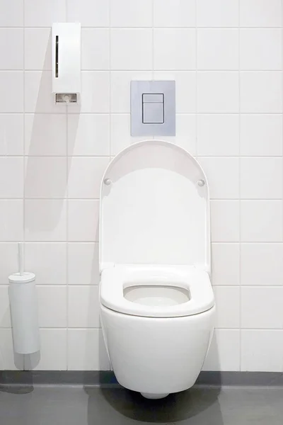 马桶的特写 卫生间里的白色马桶 公共厕所在机场或餐馆 咖啡馆 — 图库照片