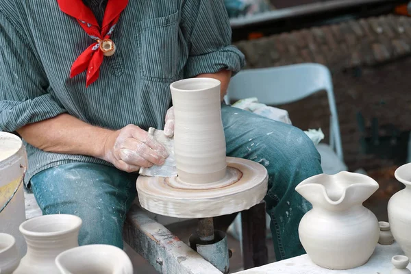 Gros Plan Mains Mâle Créer Des Boîtes Des Vases Argile — Photo
