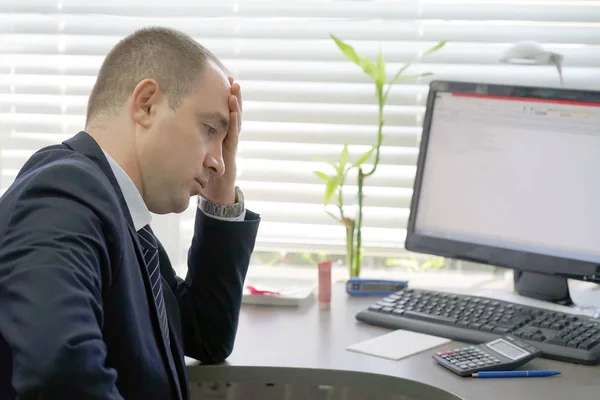 Assistente Sociale Che Lavora Alla Sua Scrivania Che Soffre Mal — Foto Stock