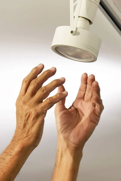 Lampy Elektryczne Ręczne Mężczyzna Led Lampa Reflektor Koncepcja Naprawy Konserwacji — Zdjęcie stockowe