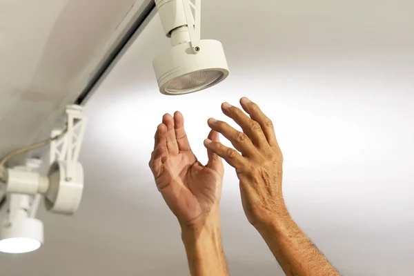 Lâmpadas Mão Masculinas Elétricas Com Lâmpada Led Teto Holofotes Conceito — Fotografia de Stock