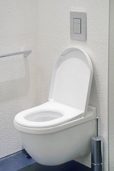 トイレのペーパー ホルダーにロールのクローズ アップ トイレでトイレット ペーパー ロールです 空港やレストラン カフェの公衆トイレ — ストック写真