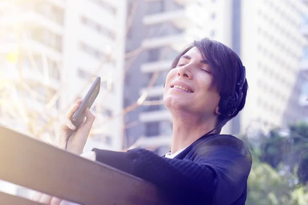 Alegre Chico Atractivo Escuchando Música Los Auriculares Disfrutando Parque Hombre —  Fotos de Stock